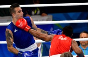 Rio de Janeiro, 2016. augusztus 12. Harcsa Zoltán (kékben) és a kubai Arslen Lopez a riói nyári olimpia férfi ökölvívótornája 75 kilogrammos súlycsoportjának nyolcaddöntõjében a Rio de Janeiró-i Riocentro központ 6-os pavilonjában 2016. augusztus 12-én. Harcsa Zoltán kiütéssel kikapott, és kiesett. MTI Fotó: Illyés Tibor