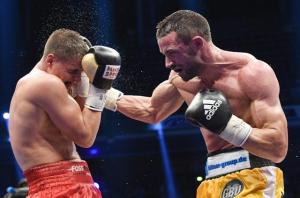 epa05428710 Italian boxer Giovanni De Carolis (R) fights against German boxer Tyron Zeuge (L) at the Max-Schmeling-Halle in Berlin, Germany, 17 July 2016. Carolis won the fight against Zeuge. EPA/SOEREN STACHE