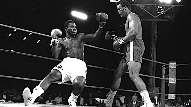 La notte in cui Big George distrugge Smokin’ Joe e diventa il nuovo re (video)